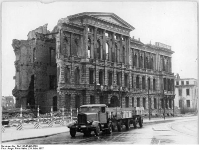 797px-Bundesarchiv_Bild_183-45400-0005%2C_Berlin%2C_Friedrich-Ebert-Straße%2C_Ruine